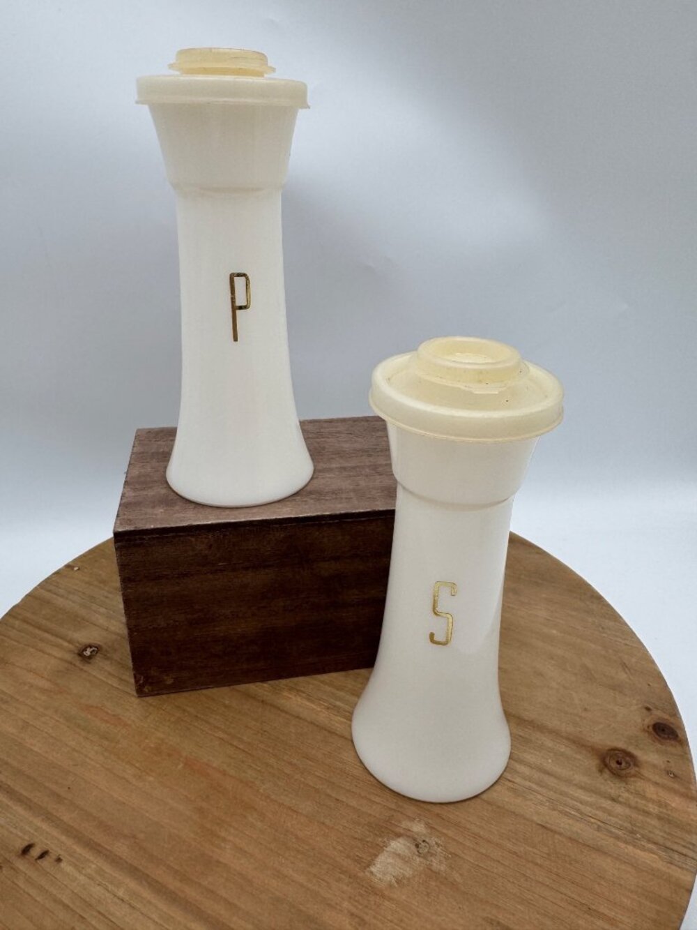 VINTAGE TUPPERWARE Hourglass White & Gold Salt & Pepper Shakers 718 6”